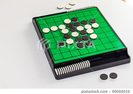 奧賽羅棋盤和黑白石頭 奧賽羅棋盤和黑白石頭 90088038