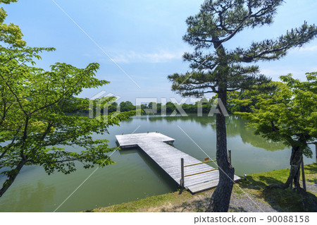 Osawa Pond Boat Pier Fresh Green Season (Daikakuji Temple, Kyoto) 90088158