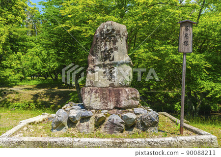 Chasen mound (Kyoto Daikakuji) built on Tenjin Island in Osawa Pond Chasen mound (Kyoto Daikakuji) built on Tenjin Island in Osawa Pond 90088211