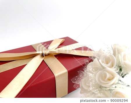 Red present box and white mini bouquet Red present box and white mini bouquet 90089294