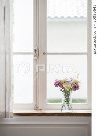 放在窗台上的花瓶 90089643