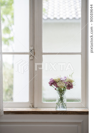 放在窗台上的花瓶 90089644