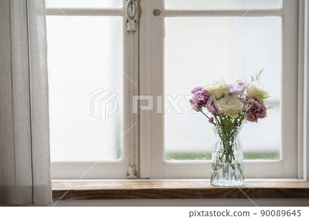 放在窗台上的花瓶 90089645