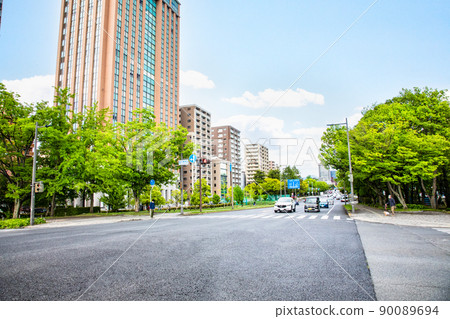 It is the scenery of Peace Boulevard. It's a bright and sunny day. The fresh green is bright and very beautiful. Please enjoy the cityscape. Hiroshima Prefecture 90089694
