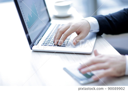 closeup.modern businessman working in the office. photo with copy space. 90089902