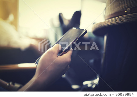 有智慧型手機的女人 有智慧型手機的女人 90089994