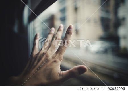 接觸窗玻璃的男性手 接觸窗玻璃的男性手 90089996