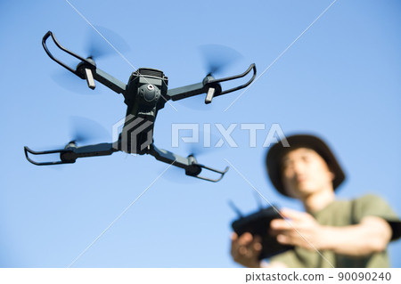 Man operating a drone 90090240