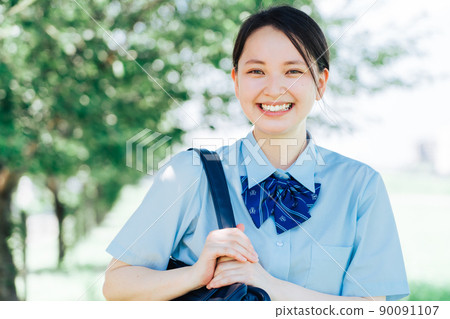 穿著夏天衣服的女高中生 90091107