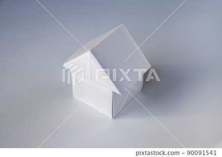 Paper house origami isolated on a white background 90091541