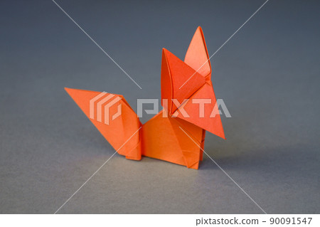 Orange paper fox origami isolated on a grey background 90091547