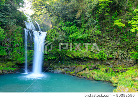 Jion Falls in early summer, Kusu-gun, Oita Prefecture Jion Falls in early summer, Kusu-gun, Oita Prefecture 90092596