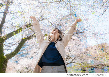 春天女人做萬歲的形象 90092912