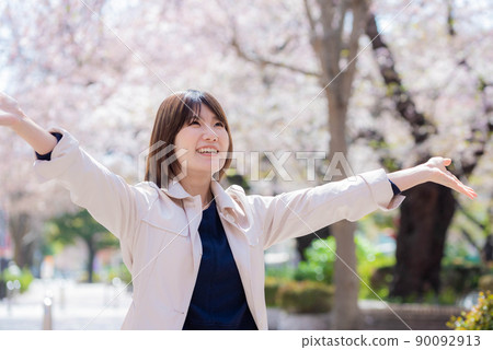 春天女人做萬歲的形象 90092913
