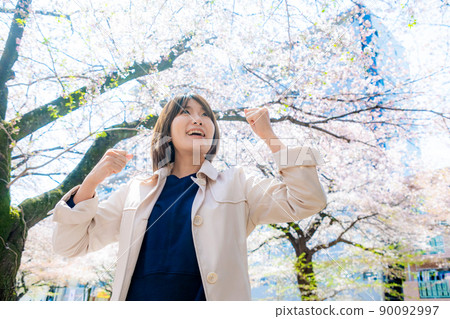 春天女人做膽量姿勢的形象 春天女人做膽量姿勢的形象 90092997