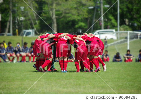 足球俱樂部的男孩們在比賽前圍成一圈並興奮起來 90094283