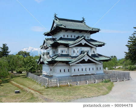 弘前城的「天守閣」在石牆修繕期間被移動 弘前城的「天守閣」在石牆修繕期間被移動 90094478