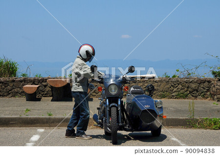 一名司機在海灘停車場檢查邊車 90094838