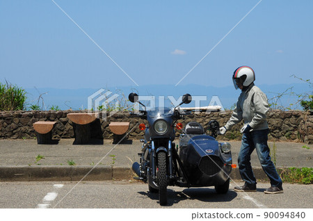 一名司機在海灘停車場檢查邊車 90094840
