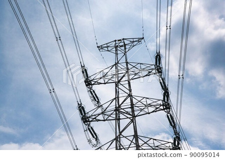 高壓輸電塔以天空為背景 高壓輸電塔以天空為背景 90095014