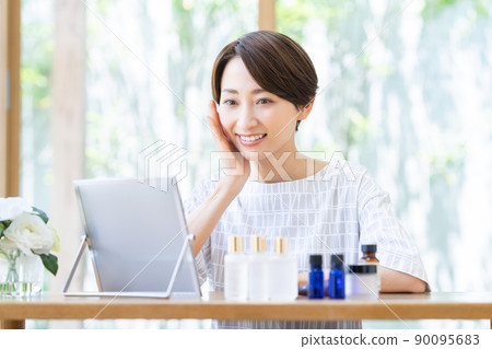 Middle-aged female beauty 90095683