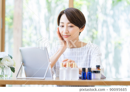 Middle-aged female beauty 90095685