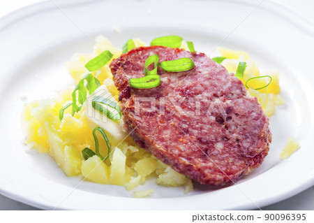 slice of meatloaf with potatoes and spring  onion 90096395