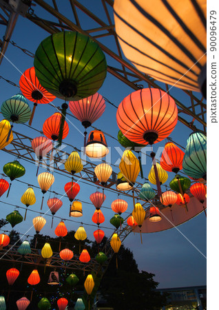 在夜空中閃耀的越南風格燈籠 在夜空中閃耀的越南風格燈籠 90096479