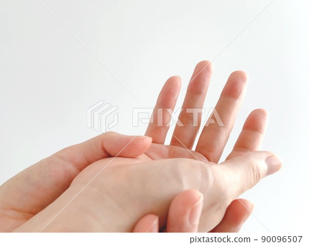 Female hand pose 90096507