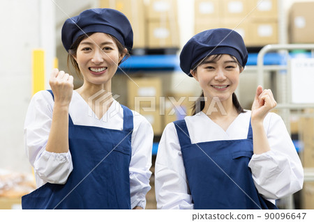 A woman working in a warehouse 90096647
