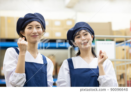 在倉庫工作的女人 90096648