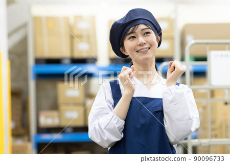 A woman working in a warehouse 90096733