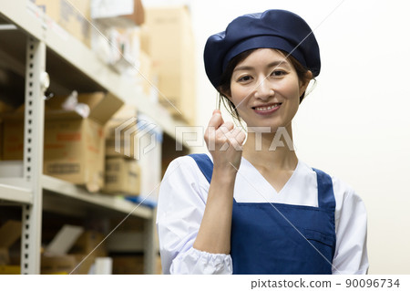 A woman working in a warehouse 90096734