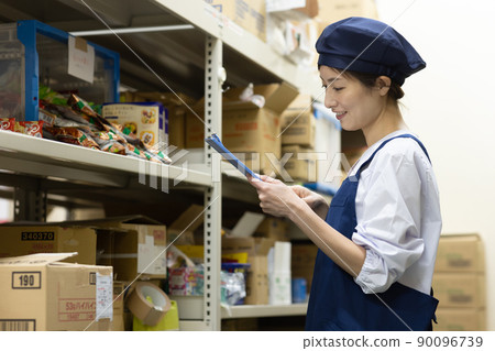 A woman working in a warehouse 90096739