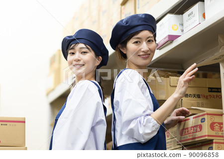 A woman working in a warehouse 90096858