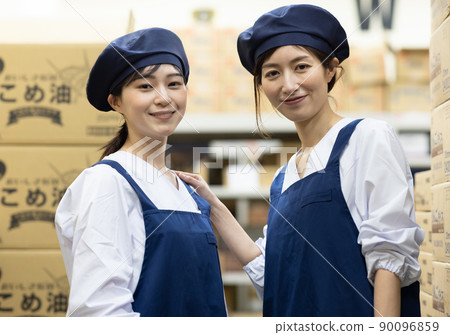 A woman working in a warehouse 90096859