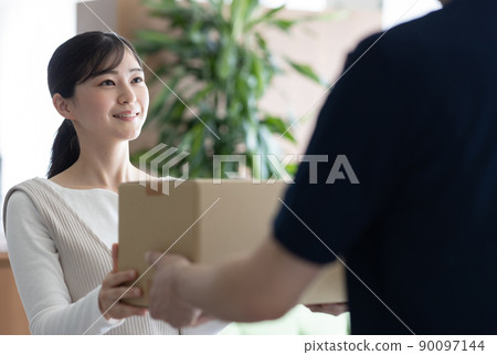 接行李的女人 90097144