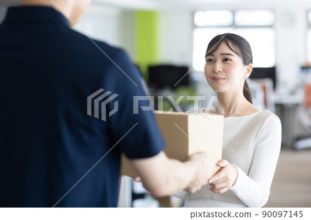 接行李的女人 90097145