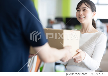 接行李的女人 90097146