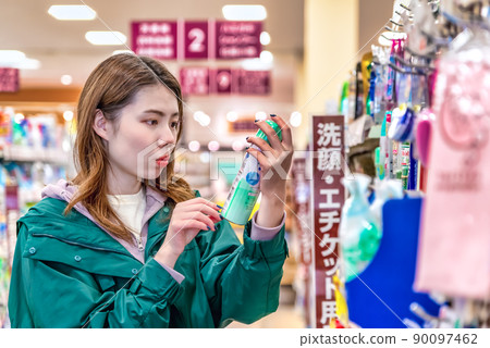 年輕女子在超市購買除臭劑 年輕女子在超市購買除臭劑 90097462