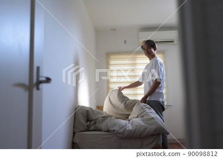 Middle-aged man 90098812