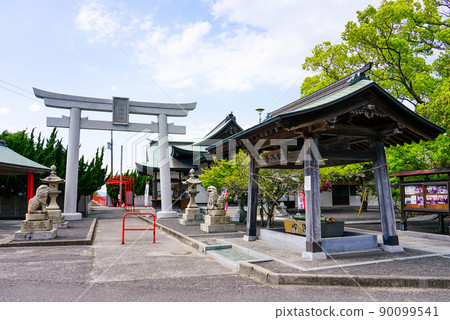 Tsushima Shrine (Mitoyo City, Kagawa Prefecture), which is said to be the guardian deity of children floating in the Seto Inland Sea 90099541