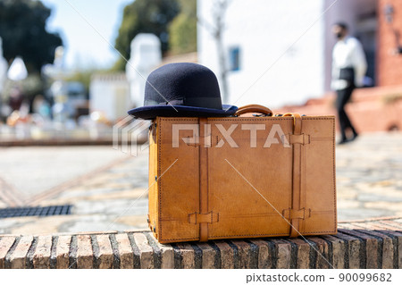 旅行袋和帽子 90099682