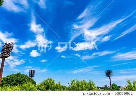 初夏在被樹木環繞的棒球場上的圖像 初夏在被樹木環繞的棒球場上的圖像 90099962