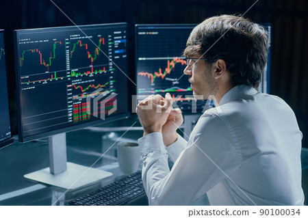 business man analyzing cryptocurrency market data. cryptocurrency, business man analyzing cryptocurrency market data. cryptocurrency, 90100034
