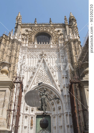 Giraldillo bronze copy made in 1998 in front of the Price door of Seville Cathedral Giraldillo bronze copy made in 1998 in front of the Price door of Seville Cathedral 90100250