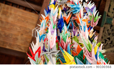 A thousand paper cranes 90100368