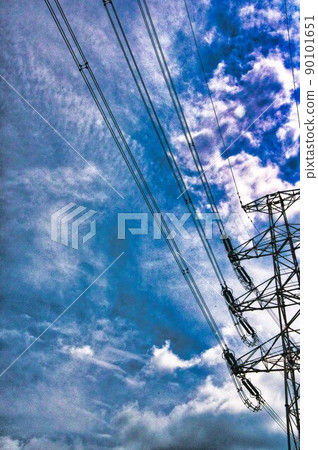 高壓輸電塔以天空為背景 90101651