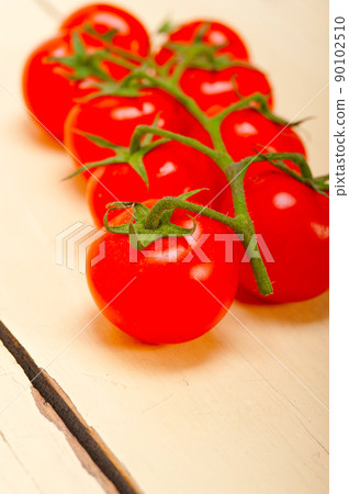 fresh cherry tomatoes on a cluster 90102510