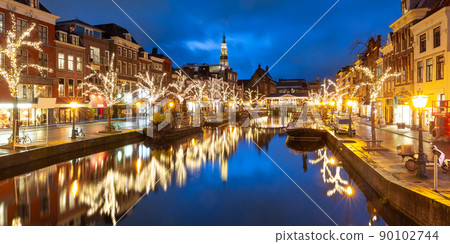 Christmas Leiden canal Oude Rijn 90102744